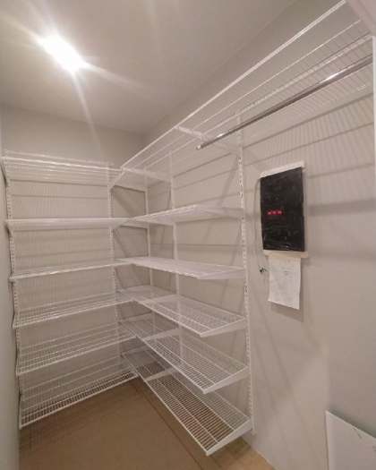 Белая угловая гардеробная, ~1,3×1,9 м, фото 1