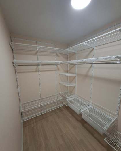 Белая угловая гардеробная, ~2,8×2,1 м, фото 1