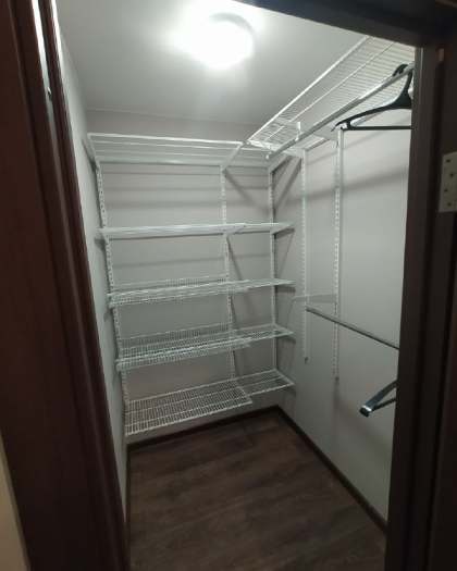 Белая угловая гардеробная, ~1,5×1,8 м, фото 1