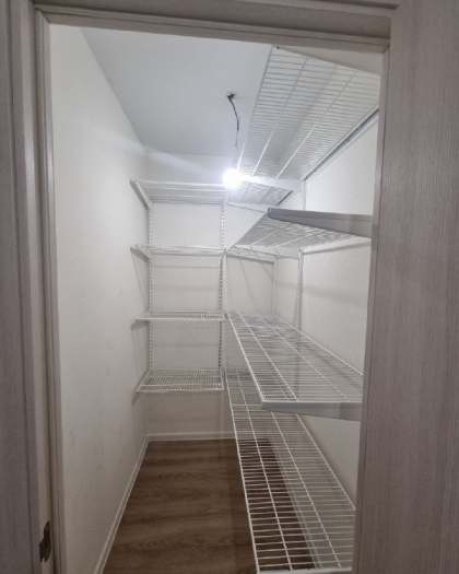 Белая угловая гардеробная, ~1,3×2,1 м, фото 1