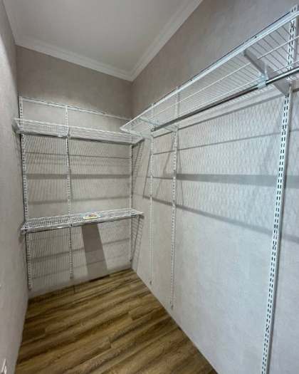 Белая угловая гардеробная, ~1,8×2,7 м, фото 1