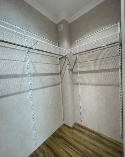 Белая угловая гардеробная, ~1,8×2,7 м, фото 2