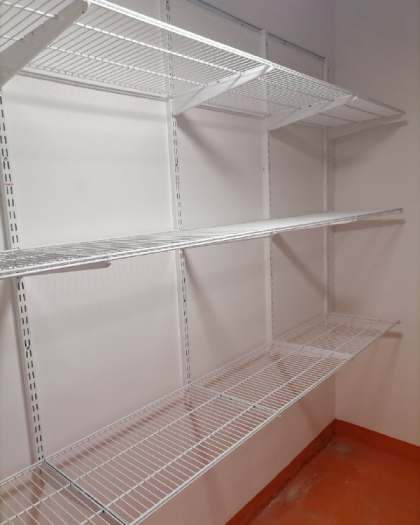 Белая угловая гардеробная, ~1,2×1,8 м, фото 1