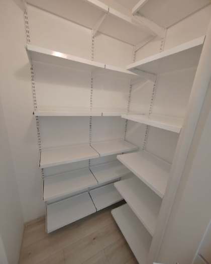 Белая угловая гардеробная, ~1,8×1,5 м, фото 1