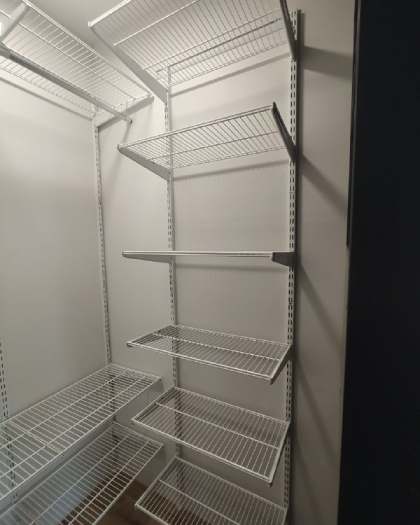 Белая угловая гардеробная, ~1,3×1,5 м, фото 1