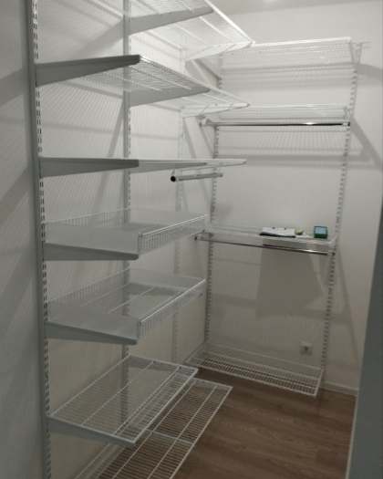 Белая угловая гардеробная, ~1,3×1,6 м, фото 1