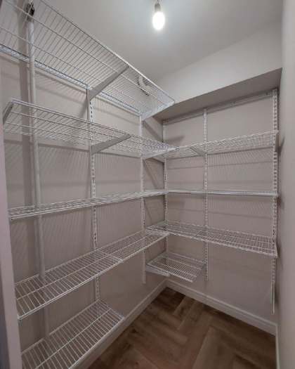 Белая угловая гардеробная, ~1,4×1,8 м, фото 1