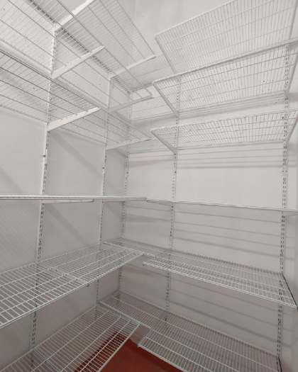 Белая угловая гардеробная, ~1,5×2,2 м, фото 1