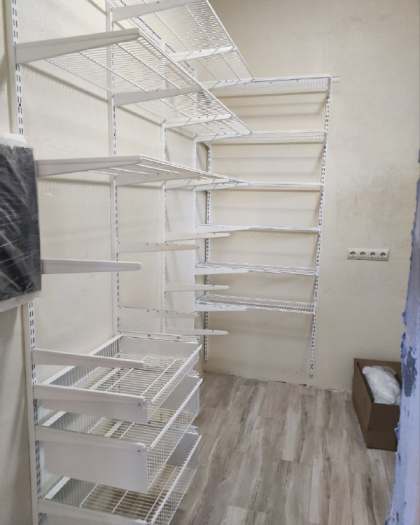 Белая угловая гардеробная с брючницей, ~1,3×2 м, фото 1