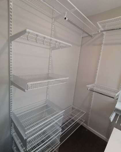 Белая угловая гардеробная с брючницей, ~1,8×2,4 м, фото 1