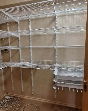 Белая угловая гардеробная с брючницей, ~2,2×2,4 м, фото 1