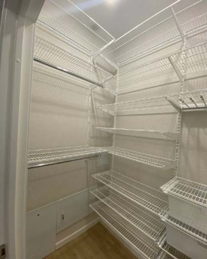 Белая угловая гардеробная с брючницей, ~1,5×1,5 м, фото 3