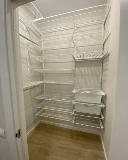 Белая угловая гардеробная с брючницей, ~1,5×1,5 м, фото 4