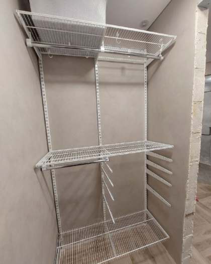 Белая угловая гардеробная с брючницей, ~1,3×1,6 м, фото 1