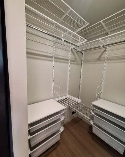 Белая угловая гардеробная с брючницей, ~1,4×2 м, фото 2