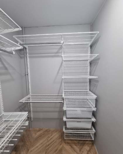 Белая угловая гардеробная с брючницей, ~1,6×2,1 м, фото 1