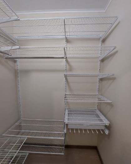 Белая угловая гардеробная с брючницей, ~1,5×1,8 м, фото 3