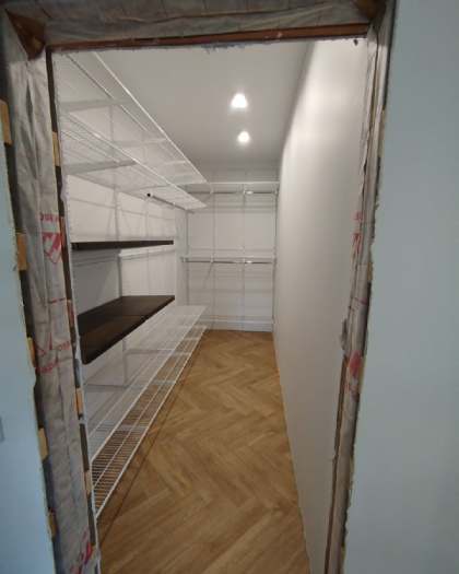 Белая угловая гардеробная с деревом, ~1,8×2,7 м, фото 1