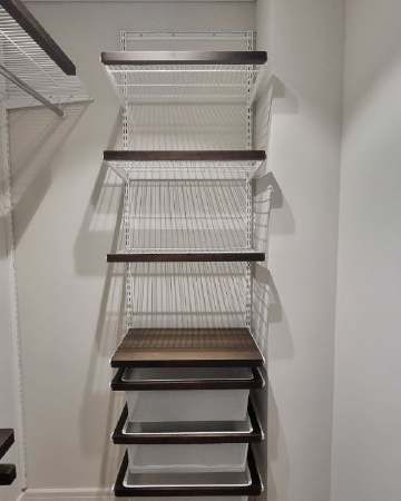 Белая угловая гардеробная с деревом и брючницей, ~1,1×1,5 м, фото 1