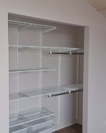 Белая угловая гардеробная с деревом и брючницей, ~2,1×2,5 м, фото 2