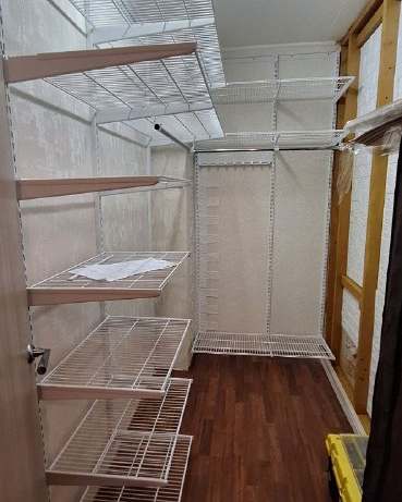 Белая угловая гардеробная с деревом и подсветкой, ~1,2×2,2 м, фото 2