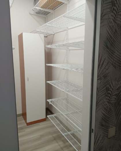 Белая угловая гардеробная с дверями-купе, ~1,8×1,5 м, фото 2