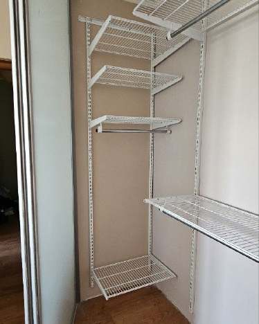 Белая угловая гардеробная с дверями-купе, ~1,8×2,5 м, фото 1