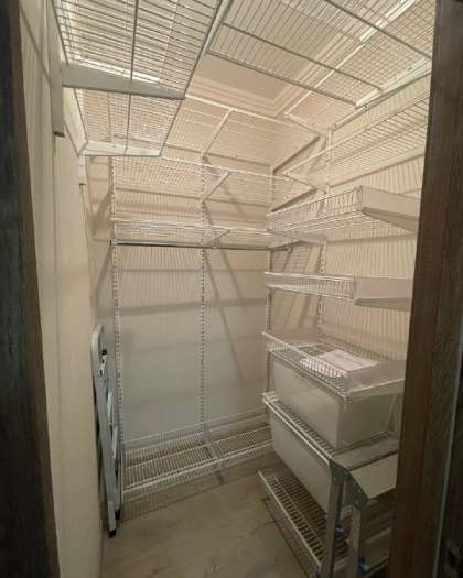 Белая угловая гардеробная с гладильной доской, ~1,5×2,1 м, фото 1