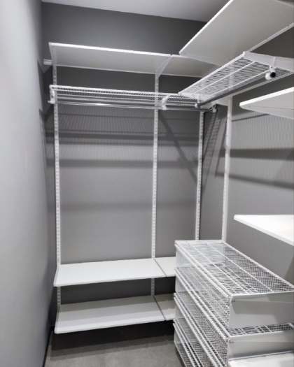 Белая угловая гардеробная с подсветкой, ~1,2×1,7 м, фото 1