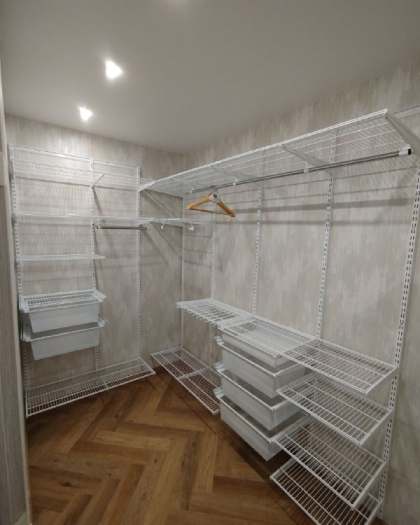 Белая угловая гардеробная с полками для обуви, ~2,7×1,8 м, фото 2