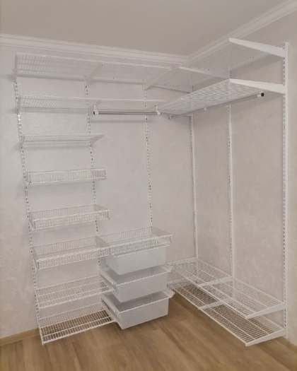 Белая угловая гардеробная с полками для обуви, ~2,4×1,8 м, фото 1