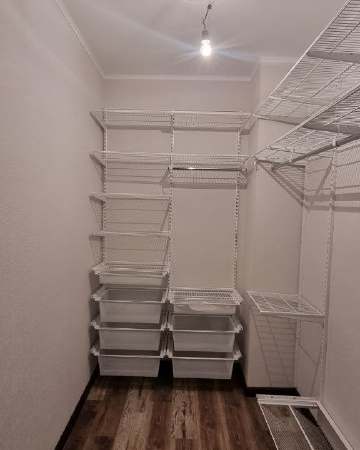 Белая угловая гардеробная с полками для обуви, ~1,8×3 м, фото 1