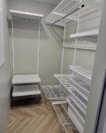 Белая угловая гардеробная с полками для обуви, ~1,3×2,1 м, фото 2