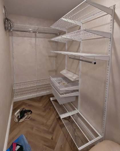 Белая угловая гардеробная с полками для обуви, ~1,5×2 м, фото 1