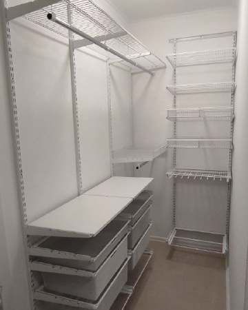 Белая угловая гардеробная с выдвижными корзинами, ~1,8×2,4 м, фото 1
