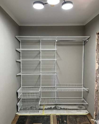 Белая угловая гардеробная с выдвижными корзинами, ~2,4×1,8 м, фото 1