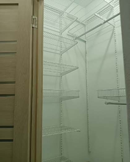 Белая угловая гардеробная с выдвижными корзинами, ~1,2×1,5 м, фото 3