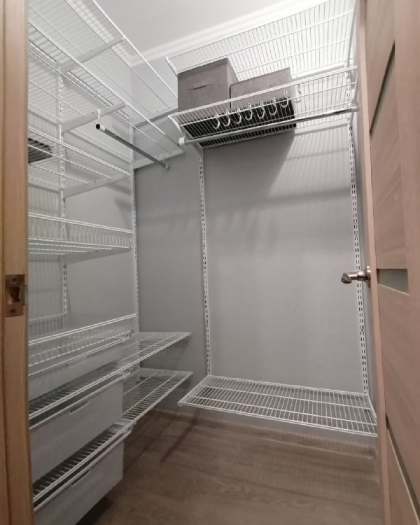 Белая угловая гардеробная с выдвижными корзинами, ~1,3×1,7 м, фото 1