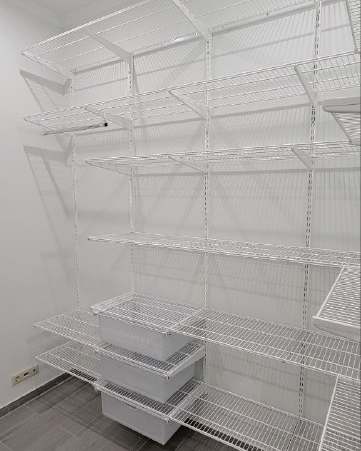 Белая угловая гардеробная с выдвижными корзинами, ~2,4×1,8 м, фото 1