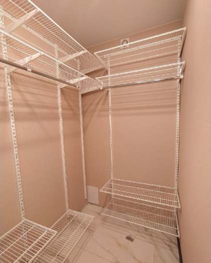 Белая угловая гардеробная с выдвижными корзинами, ~2,4×1,8 м, фото 1
