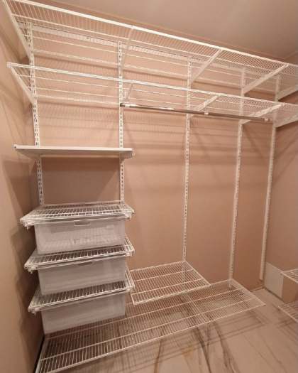 Белая угловая гардеробная с выдвижными корзинами, ~2,4×1,8 м, фото 2