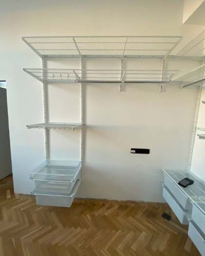 Белая угловая гардеробная с выдвижными корзинами, ~2,7×1,8 м, фото 2