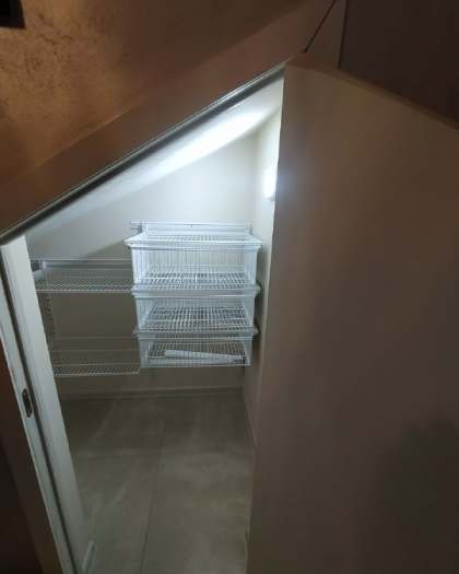 Белая угловая гардеробная с выдвижными корзинами, ~1,2×1,8 м, фото 3