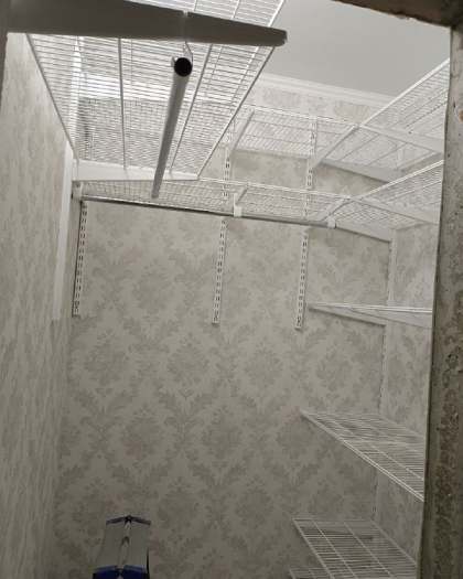 Белая угловая гардеробная с выдвижными корзинами, ~1,7×1,5 м, фото 1