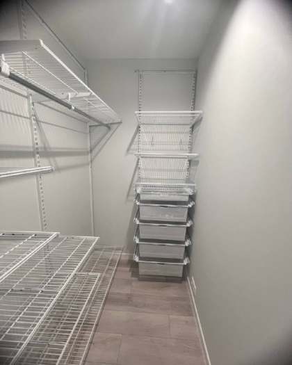 Белая угловая гардеробная с выдвижными корзинами, ~1×2 м, фото 1
