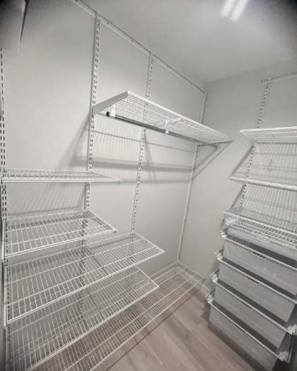 Белая угловая гардеробная с выдвижными корзинами, ~1×2 м, фото 2