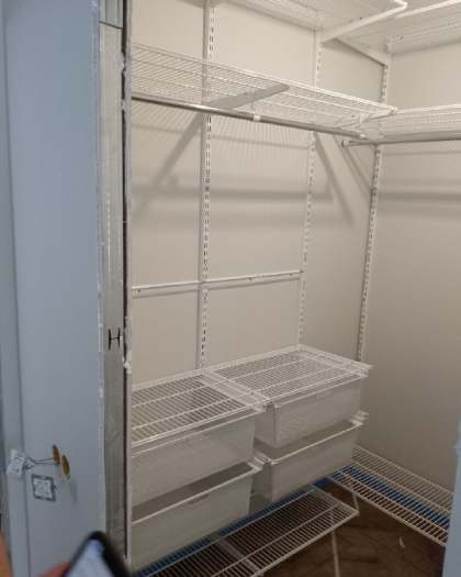 Белая угловая гардеробная с выдвижными корзинами, ~1,5×1,7 м, фото 2