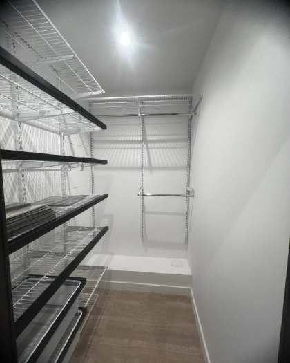 Белая угловая гардеробная с выдвижными корзинами, ~1,8×1,5 м, фото 2