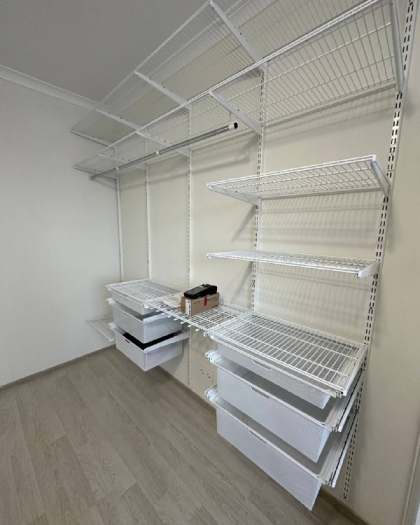 Белая угловая гардеробная с выдвижными корзинами, ~2,3×2,2 м, фото 1