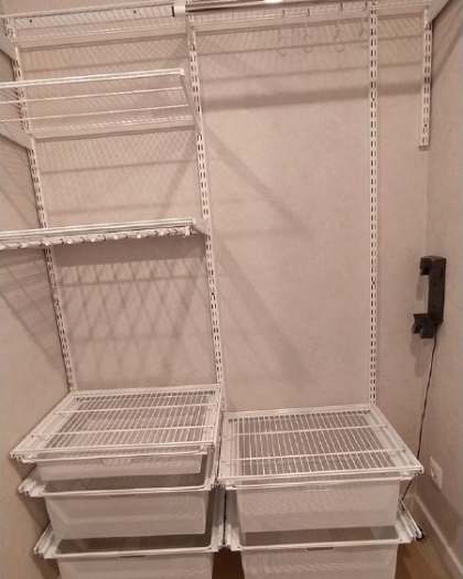 Белая угловая гардеробная с выдвижными корзинами, ~1,3×1,1 м, фото 1